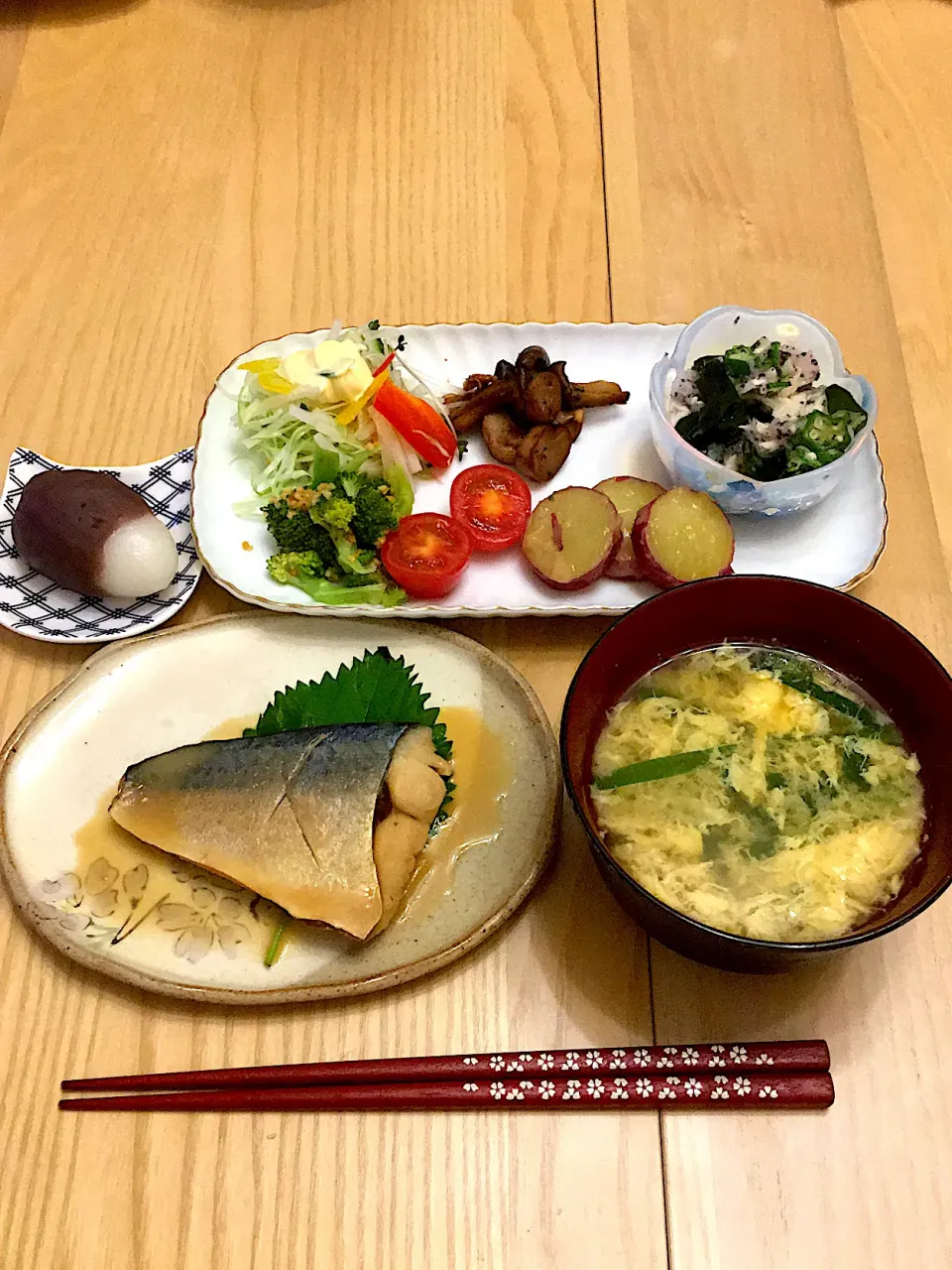 今日の夕食　鯖の味噌煮　ササミとわかめ、おくらのゆかりおろし和え　さつまいものレモン煮　エリンギのバルサミコ炒め　ブロッコリーのピーナッツ和え　サラダ　味噌汁　お月見団子|ふわ猫はなちゃんさん