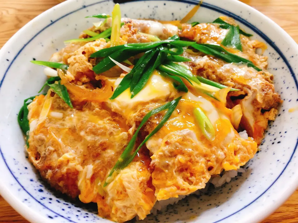 とんかつの残りでカツ丼♩                           味付けはだし汁に、醤油とみりんを1:1で入れて、後は甘味を自分の好みに合わせてみりん入れるなり砂糖入れるなりしたら簡単です♩|saimaricoさん