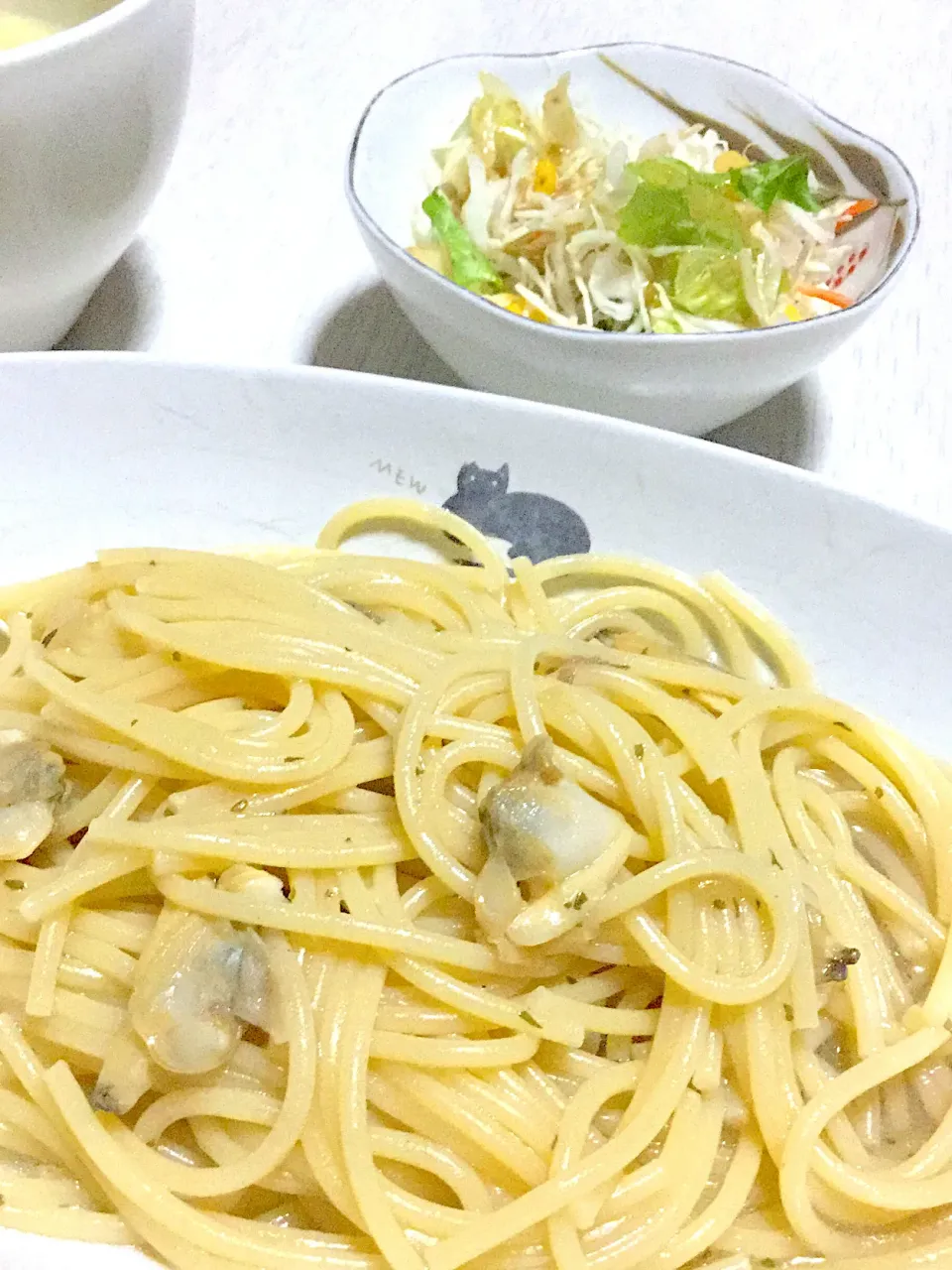 Snapdishの料理写真:あさりのコンソメパスタ、あさりとコーンと白菜シチュー、コールスローもどき|Ayaさん