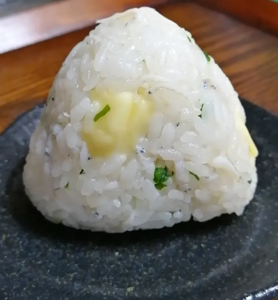 しらすとネギのチーズおにぎり🍙|sunnyさん