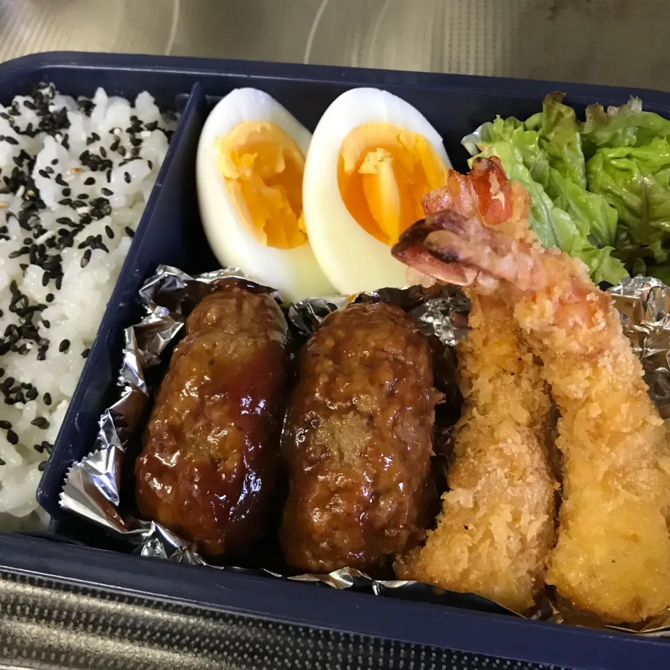 Snapdishの料理写真:エビフライとハンバーグ弁当|sanaeさん