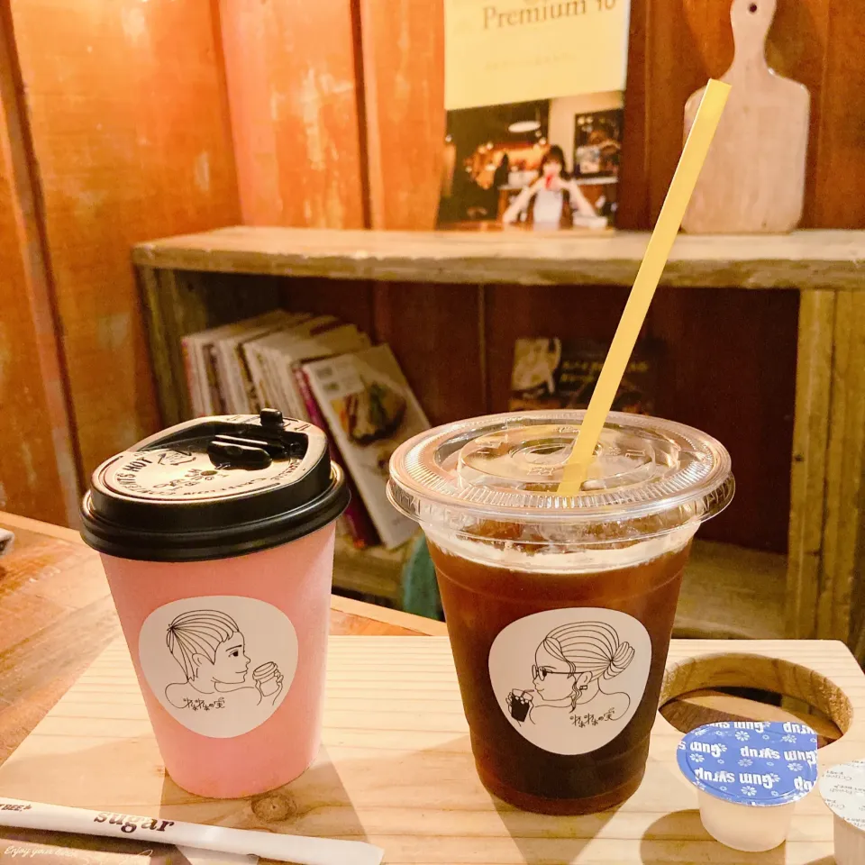 Snapdishの料理写真:カフェモカとアイスコーヒー☕️|ちゃみこさん