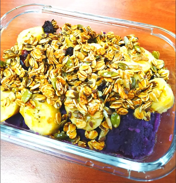 Snapdishの料理写真:Purple Sweet Potato with banana & Oat Cranberry|Harlina  (Malaysia)さん