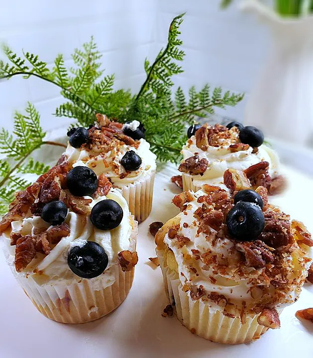 Low-Carb Blueberry Muffins w/ Sugarfree Candied Pecans & Light Sugarfree Frosting
Cal:140 Fat:9 Carbs:8 Protein:6 per Muffin|Jesse Smithさん