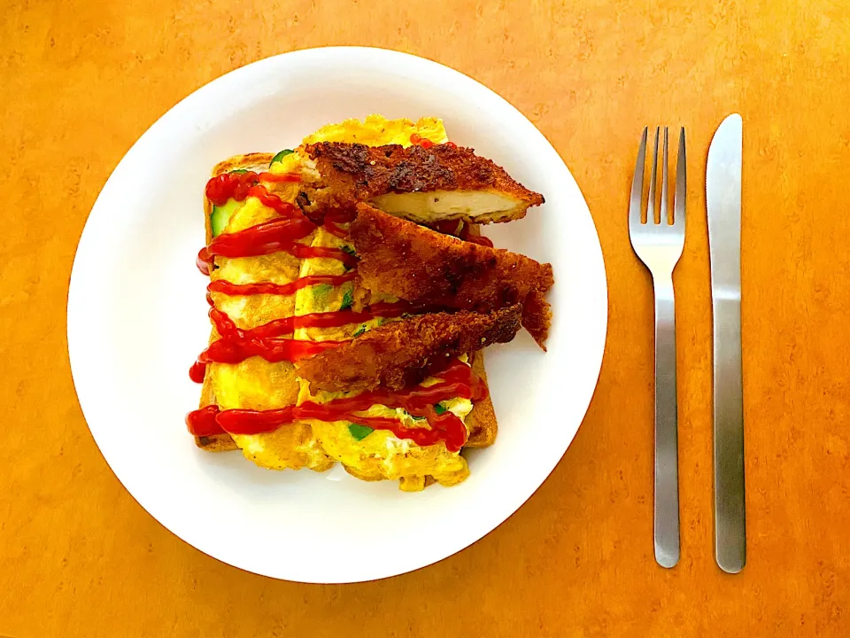 Breakfast, bread with scrambled eggs cucumber tomato, and a chicken katsu|MI 「いどりす」さん