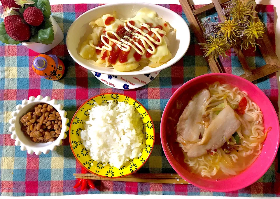 ワンタン麺の肉野菜炒め乗せ、ポテトウィンナーのチーズ焼き、納豆|syamさん