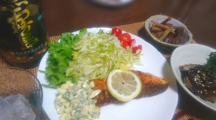 鮭のムニエル🐟
  牛蒡と蒟蒻 炊いたん
  茄子味噌炒め🍆
  
  黒霧島🍶|びせんさん