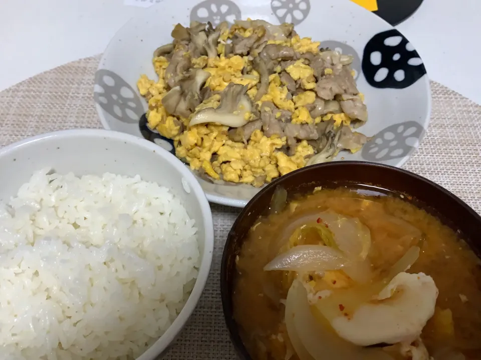 肉玉舞茸とキムチ玉ねぎ味噌汁|いぶきさん