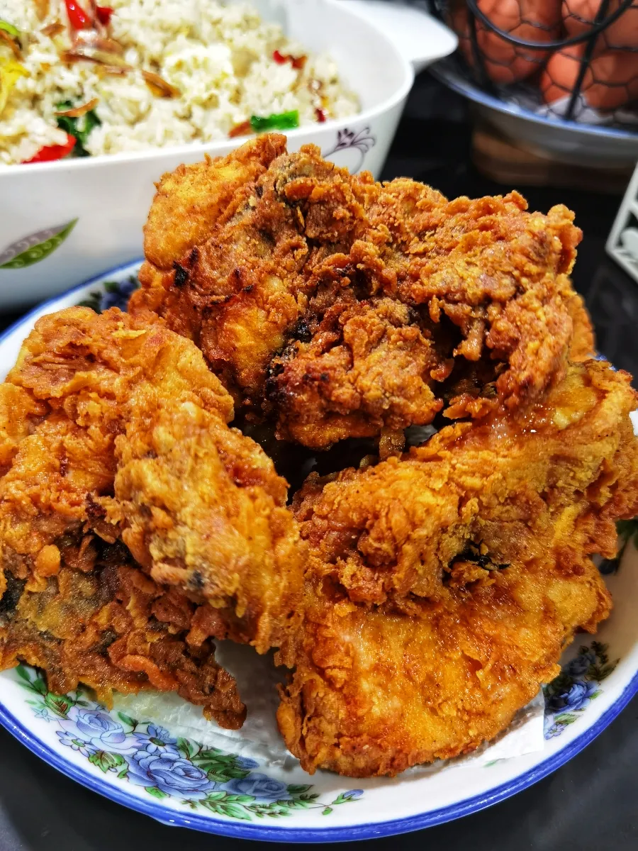 Snapdishの料理写真:Ayam goreng spicy|azirasamsuddin771008055774さん