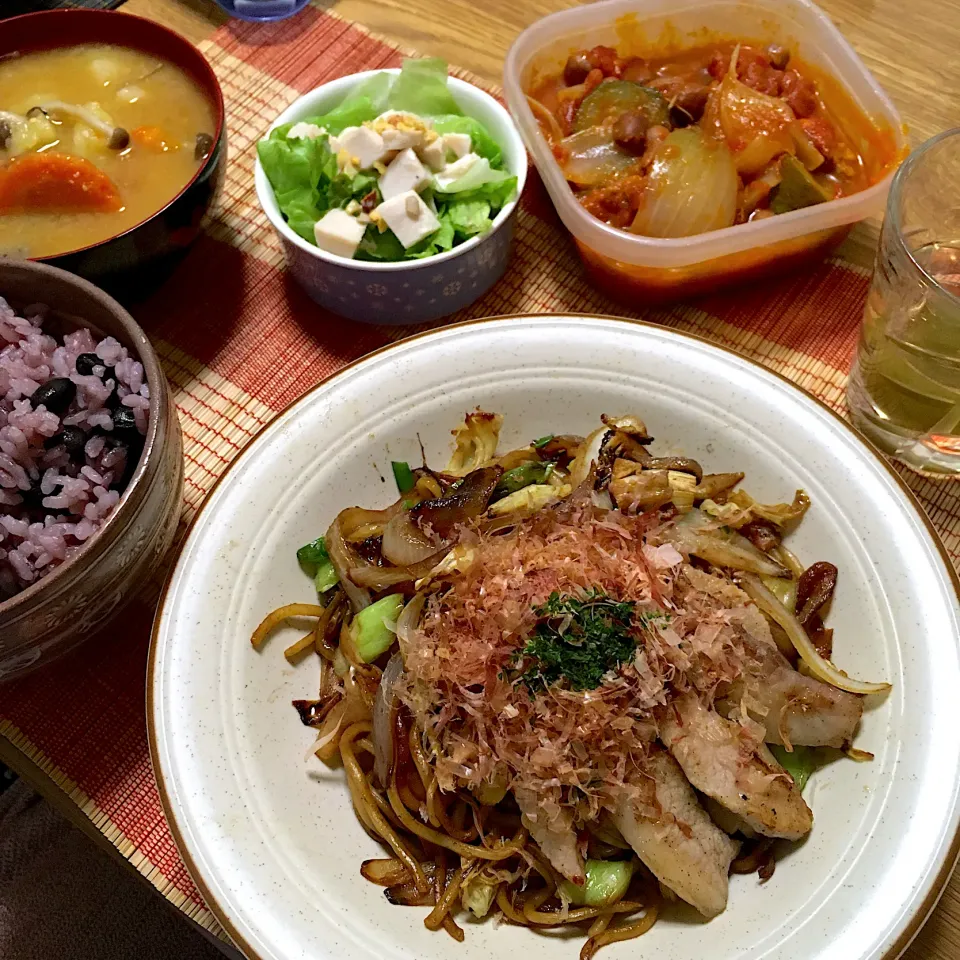 2020/10/02 豚トロ焼きそば、肉じゃがの残りで味噌汁、豆トマト煮(いただきもの)、鶏ハムサラダ|kykyさん