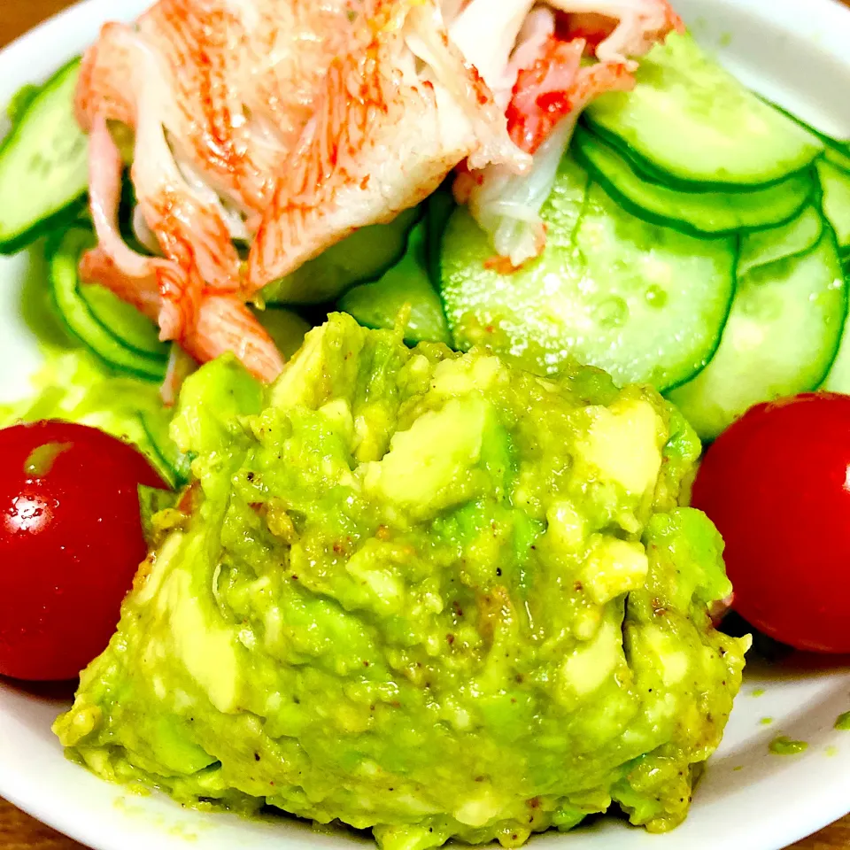 カニカマとワカモレサラダ🥗スパイシーがクセになる🔥|まいりさん