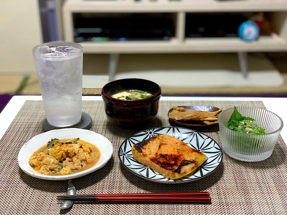 ばんごはん。鮭腹身焼き、ゴーヤ卵とじ、たけのこメンマ、お味噌汁。|yukiさん