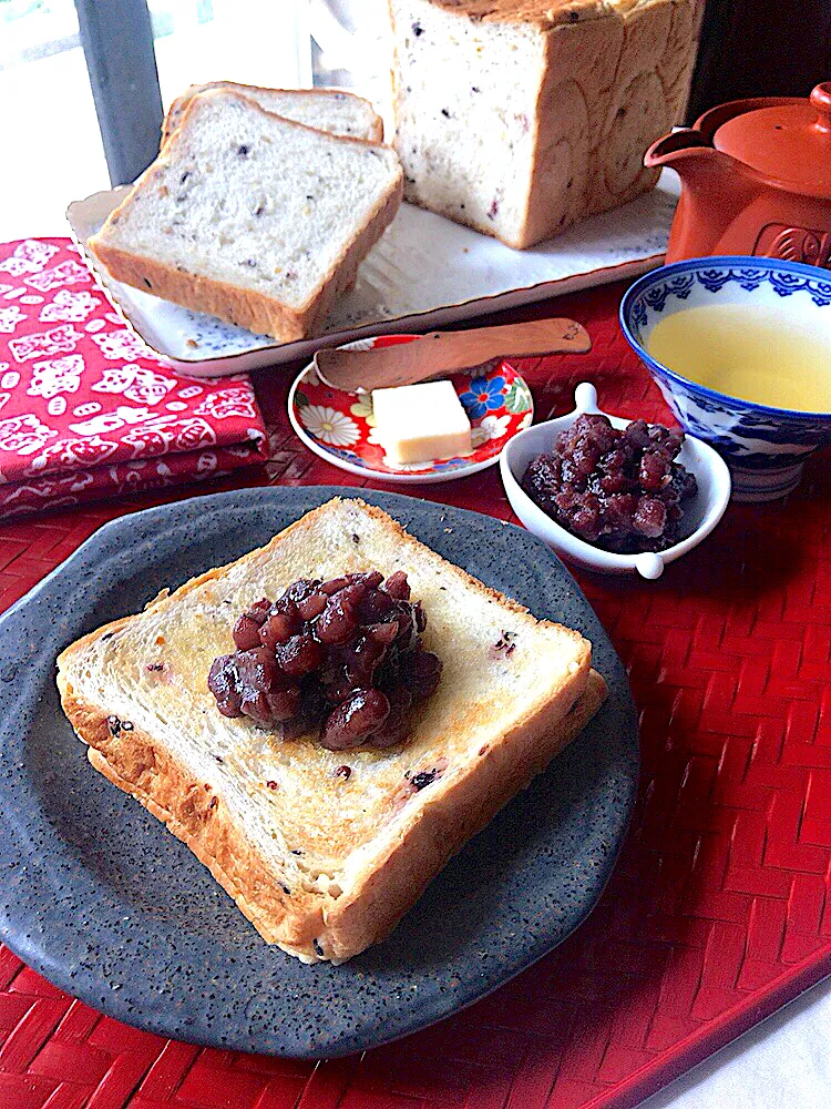 お誕生日おめでとうございます~chiaki3さんの料理 テレワークのおとも💻📲にあんバターパン＊手作り粒あん|とんちんさん