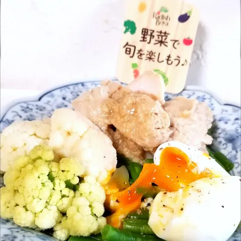 「カリフローレ」を使ってみたSnapdishの料理・レシピ写真:お野菜蒸しただけ。温野菜とサラダチキン。