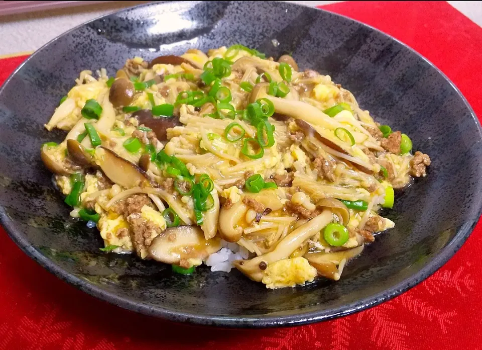 キノコと挽き肉の卵とじ丼|マイケルの料理さん