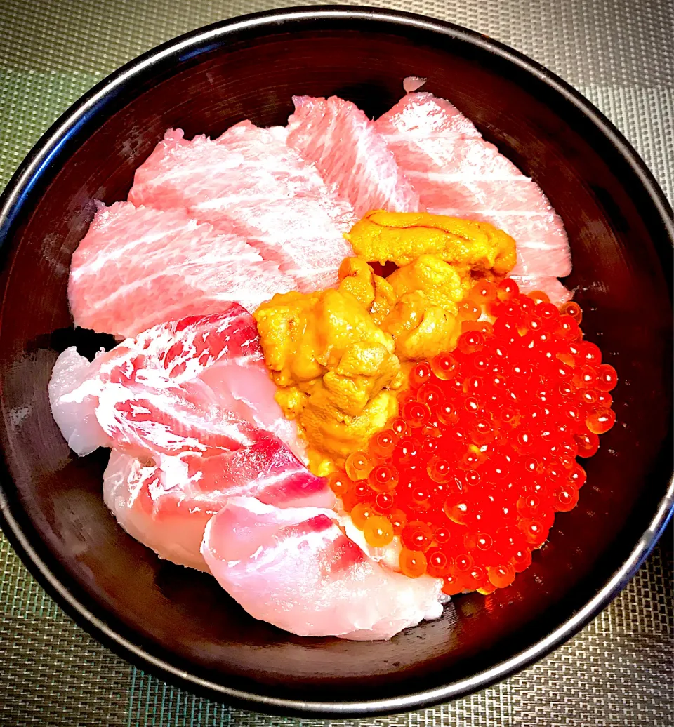 Snapdishの料理写真:安くて美味しい天然魚市場で買った食材で豪華な海鮮丼、|milanmilanさん