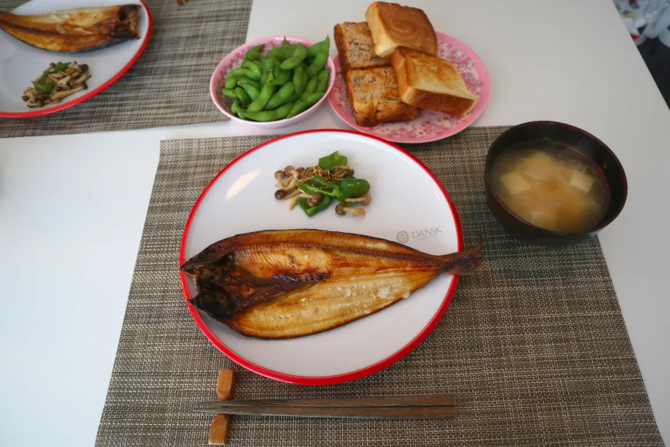 Snapdishの料理写真:今日の昼食 ほっけ、ピーマンとしめじの炒め物、高野豆腐と玉ねぎの味噌汁、枝豆|pinknari🐰🌈さん