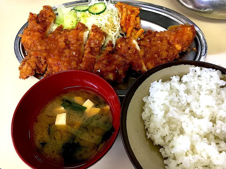 Snapdishの料理写真:ジャンボチキンカツ定食|チョコらんさん