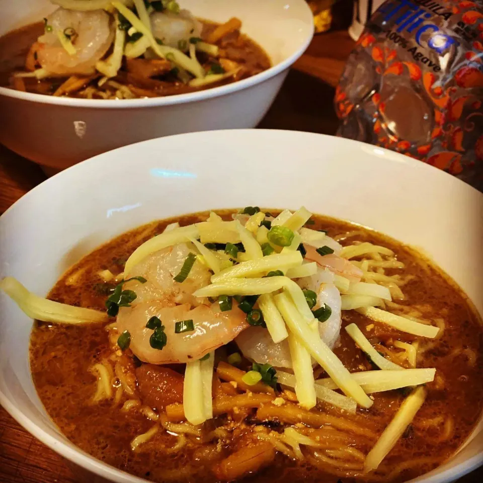 Lunch today something I put together. Thai Ramen Noodles with Bamboo, Prawns , Fresh Basil , lime leaf, Onions, Mushrooms , Black vinegar , Sweet Soy Sauce #ram|Emanuel Hayashiさん