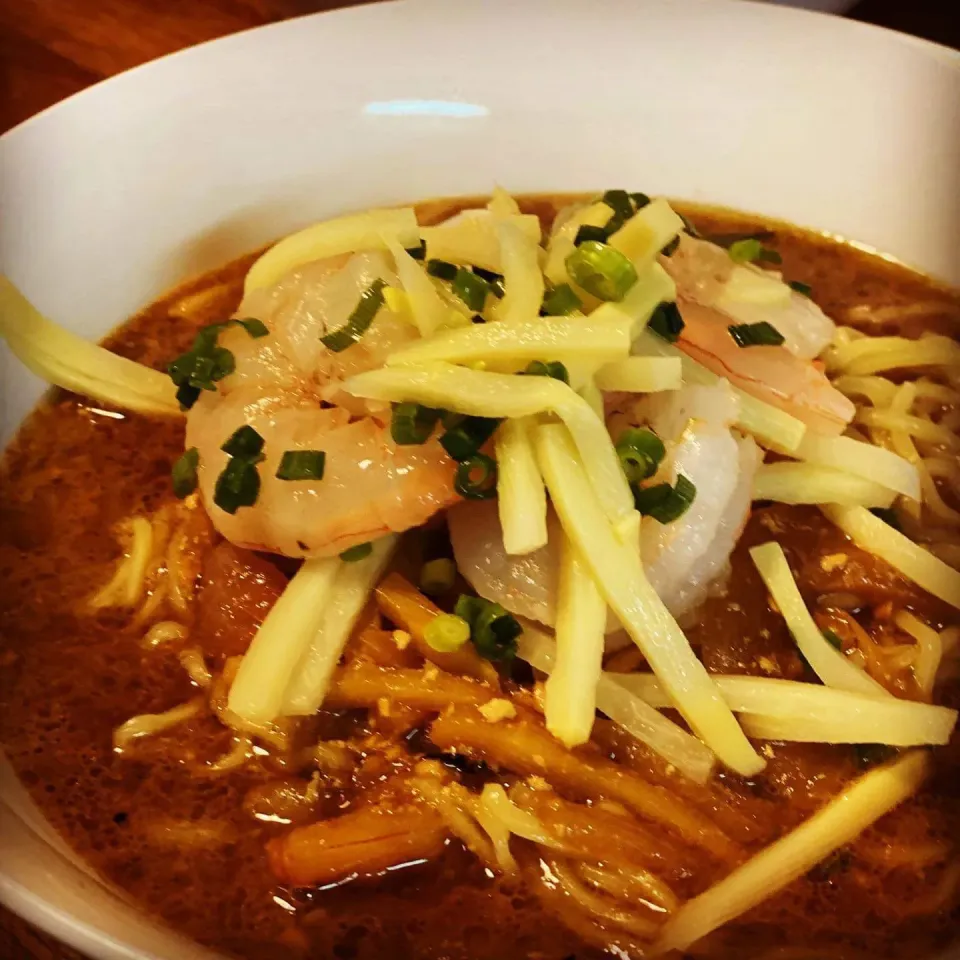 Lunch today something I put together. Thai Ramen Noodles with Bamboo, Prawns , Fresh Basil , lime leaf, Onions, Mushrooms , Black vinegar , Sweet Soy Sauce #ram|Emanuel Hayashiさん