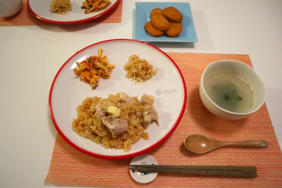 今日の夕食 鶏もも肉のだし醤油炊き込みご飯、エリンギのキムチ炒め、切り干し大根のナムル、さつま揚げ、わかめスープ|pinknari🐰🌈さん