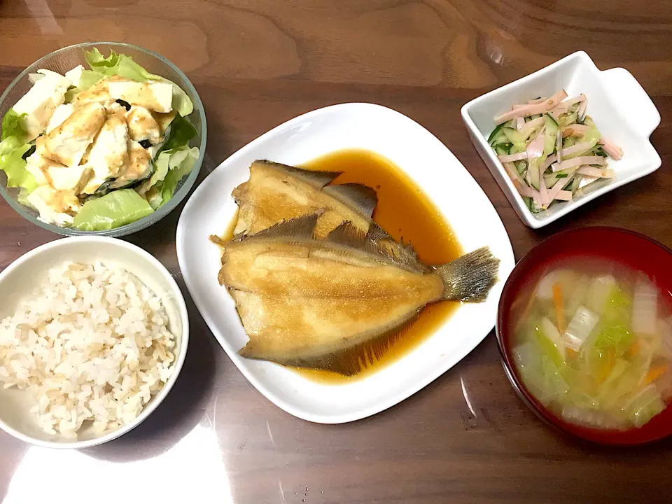 かれいの煮付け 白菜と里芋の味噌汁 ハムときゅうりのごま和え 豆腐サラダ|おさむん17さん