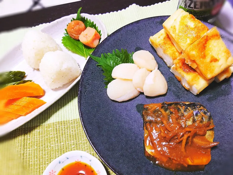 めるぼ 💟さんの料理　カリカリチーズの挟みはんぺんバター麺つゆ焼き🥂🍴🧀🍃

🍶鯖味噌
🍶帆立のお刺身
🍶おにぎり（明太子と梅干し添え）
🍶糠漬け|☆Chieco☆さん