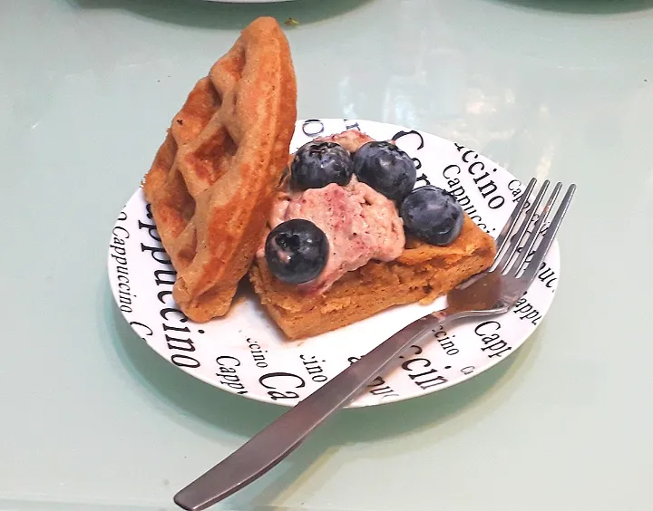 waffle with ice cream and blueberry 🥰😋😋|Tari Kitchenさん