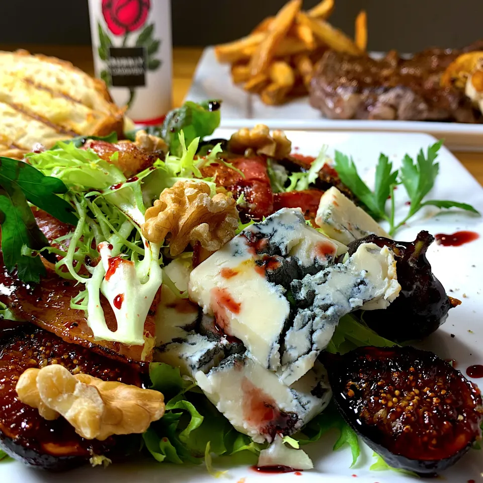 Caramelized Fig, Honey Glazed Bacon, Blue Cheese, Frisée Salad with Port Wine Reduction (イチジクのキャラメリゼとハチミツベーコン・ブルーチーズ・チコリフリーゼのサラダ、ポルトワインソース)|Masa, The Cooking Husbandさん