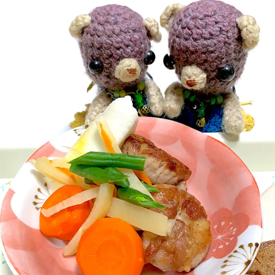 おでんの残党と肉巻いて揚げ焼きしたやつ(°▽°)|chagashiさん