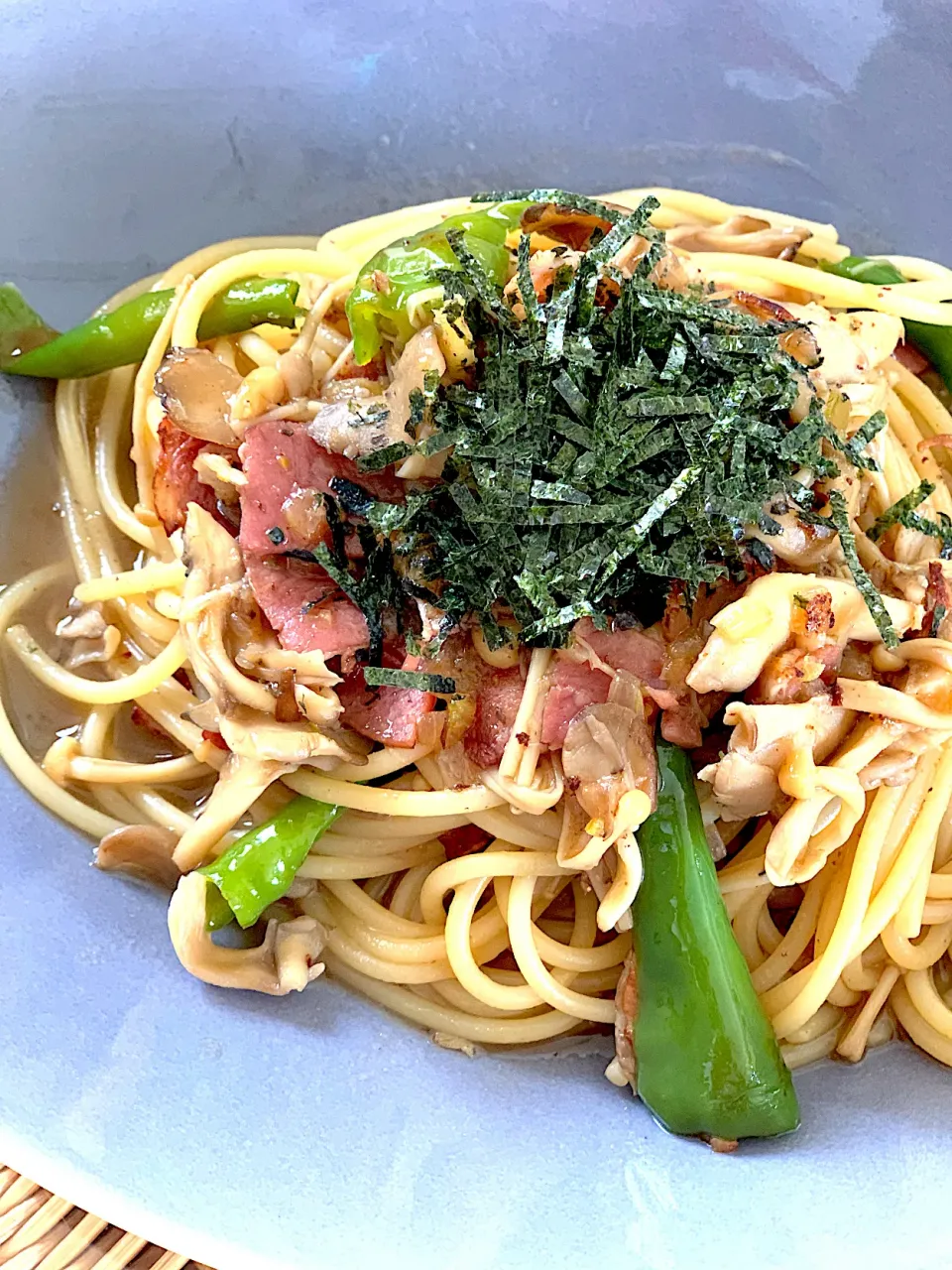 舞茸とベーコンと青唐辛子の和風パスタ🍝|なーまりさん