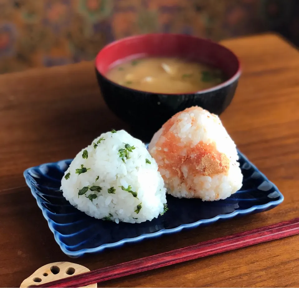 Snapdishの料理写真:シソの実塩漬け、焼き明太子のおにぎり|マユマユさん