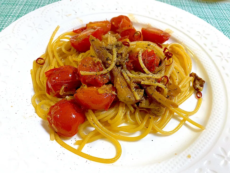 アイさんの料理 ポルチーニ🍄とトマト🍅のオイルスパゲッティ😋🍝💕🎶✨|ぽっちさん