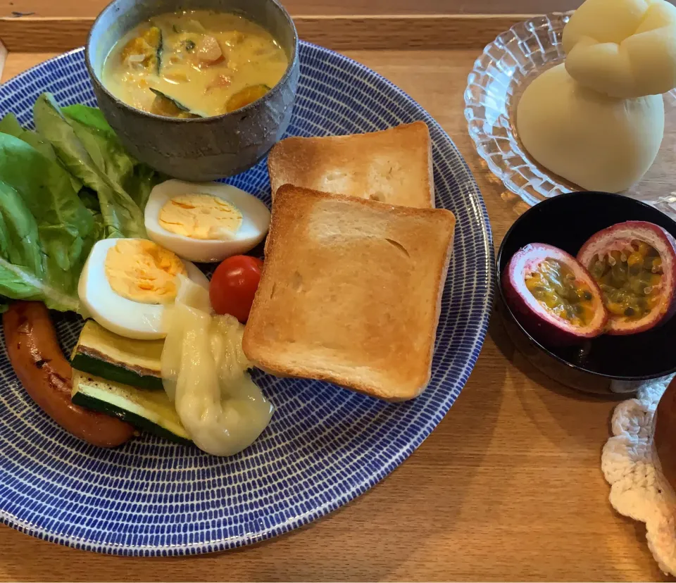 朝ごはん　パッションフルーツが食べ頃に（╹◡╹）|たまにゃんさん