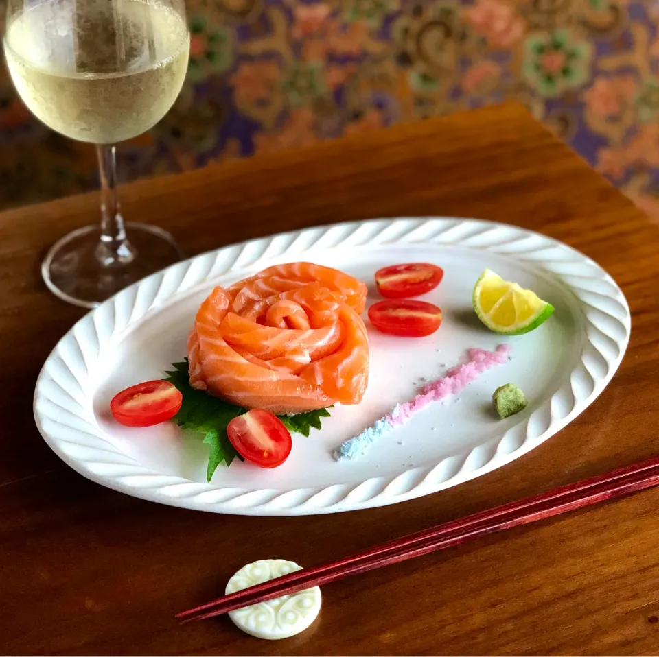 サーモンと青い塩　　　　　　　　　Salmon sashimi and blue salt|マユマユさん