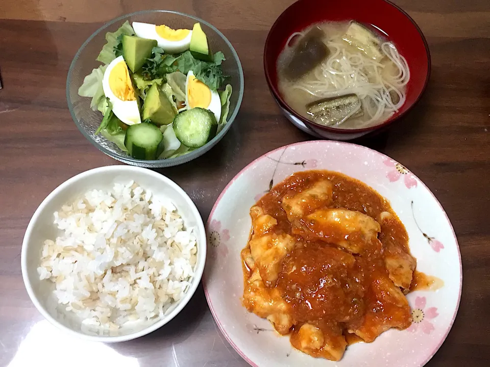 鶏むね肉のチリソース なすの煮麺 アボカドとケール、ゆで卵のサラダ|おさむん17さん