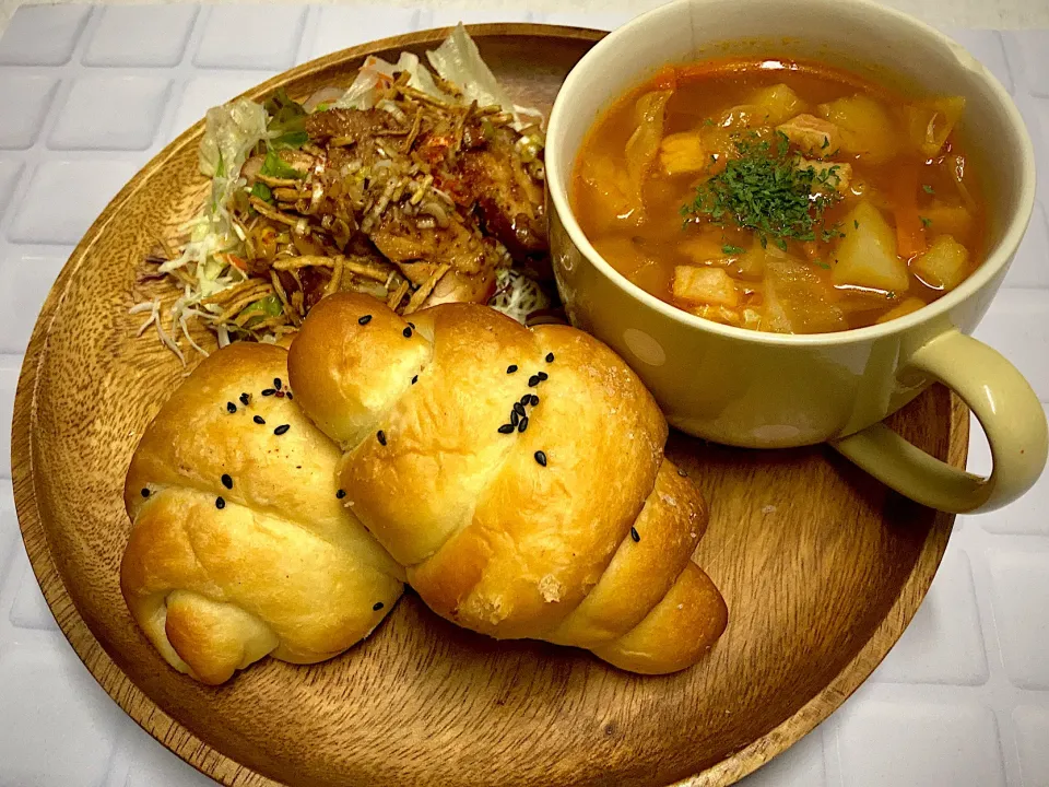 シンプルな塩パンに，ミネストローネと照り焼きチキンのサラダの組み合わせ。|いずみさん