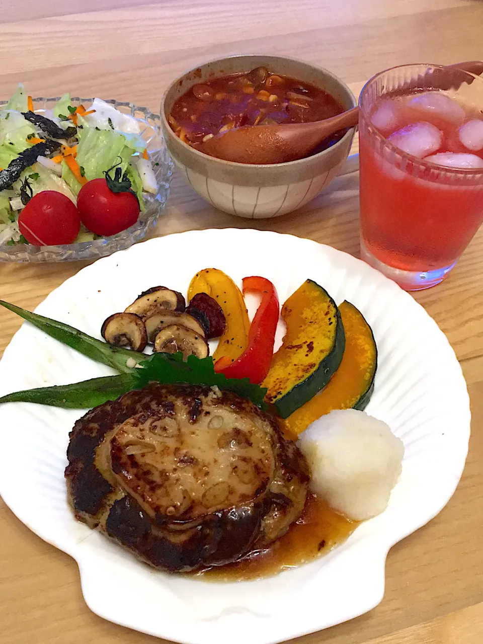 今日の夕食　れんこんバーグ　ミネストローネ　チョレギサラダ|ふわ猫はなちゃんさん