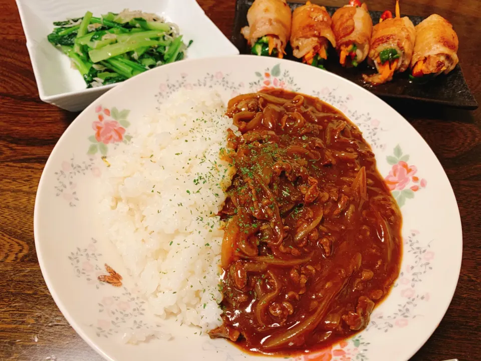 欧風カレー、野菜の肉巻き、小松菜としらすの中華炒め|なちゃむさん