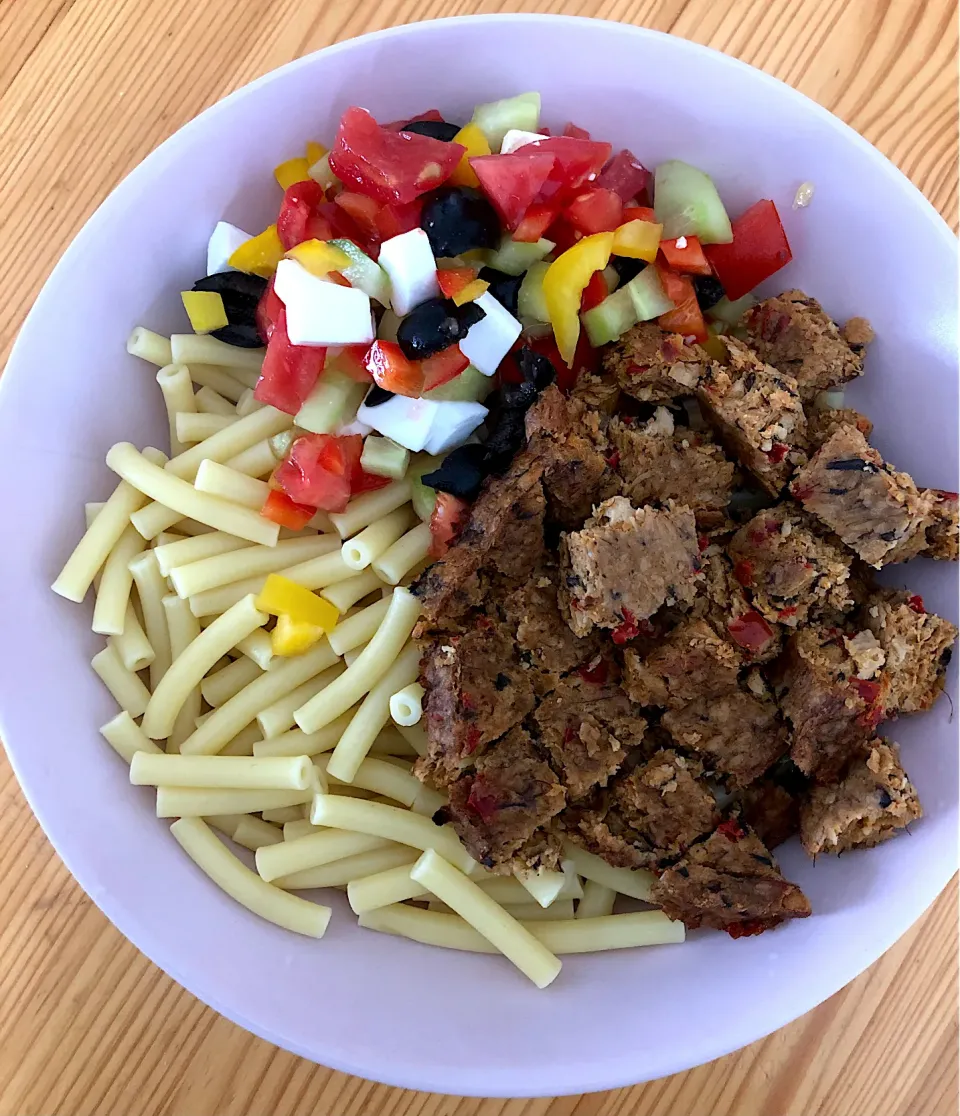 Pasta, vegan bell pepper and mushroom burger with salad|MissYumYumさん