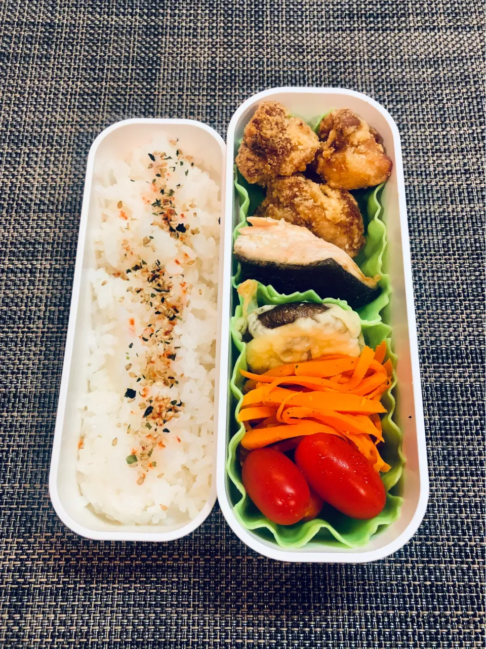 Snapdishの料理写真:本日の女子中学生弁当→秋鮭ムニエル、鶏から、しいたけチーズ焼き|Taja & Mayさん