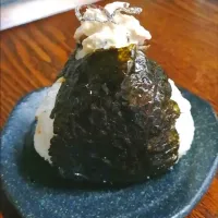 Snapdishの料理写真:ツナマヨ塩昆布のおにぎり🍙|sunnyさん