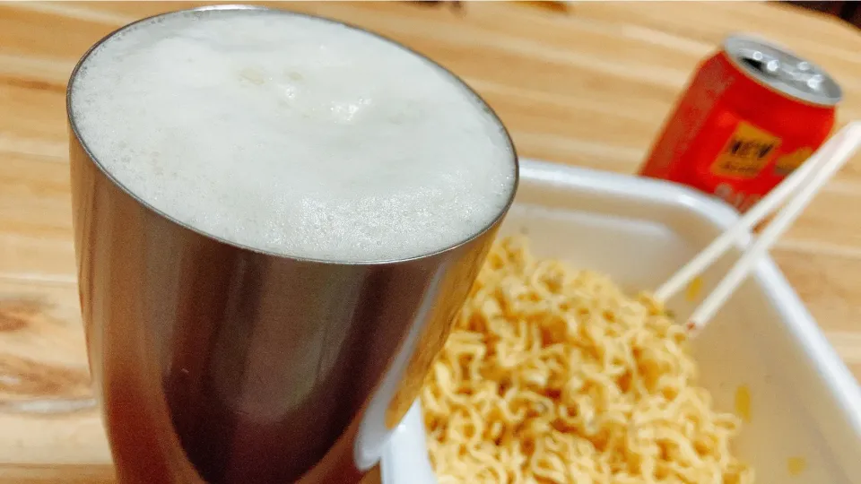 深夜の帰宅。カップ焼きそばで一杯😁🍺|ジイジさん