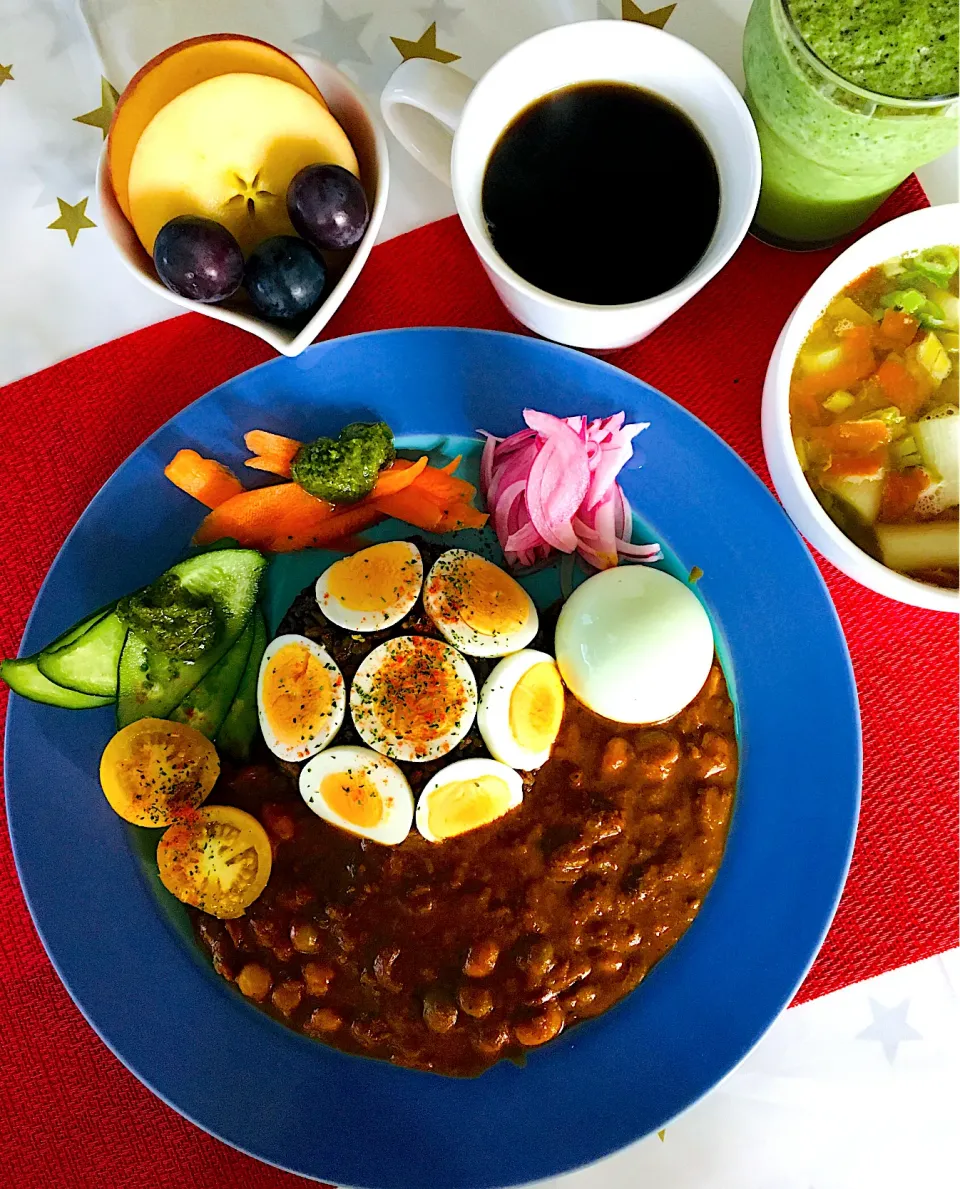 スパイスカレー生活64日目💪❤️ドライピラフに茹で卵🍛ルーは大豆カレー^_^😃❤️マリモ豆腐😋紫玉ねぎの酢漬け😋人参🥕胡瓜🥒バジルソースで😋❤️青汁付き^_^❤️|HAMI69さん