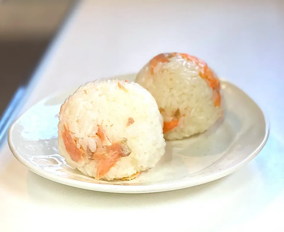 焼き鮭とごま油のおにぎり|かっちゃん杉さん