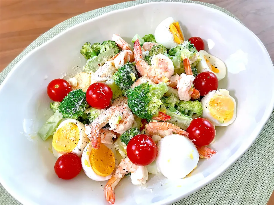 エビとブロッコリーとタマゴのサラダ🥗🥦|ぷっくりんこ💙さん