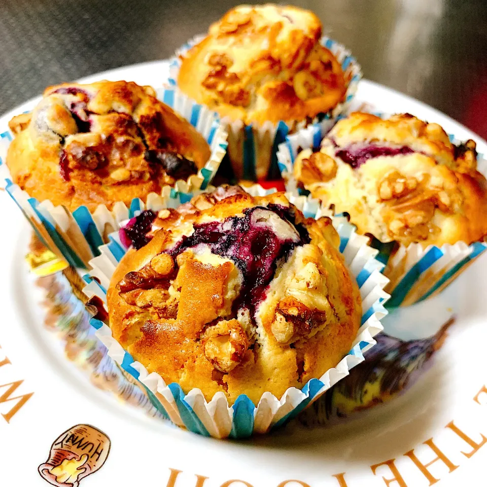 #マフィン　#muffin #ブルーベリーマフィン　#blueberrymuffin #庭で採れたシリーズ　#胡桃ものっけた　#簡単な焼き菓子　#甘さ控えめ|Blueberry🫐さん