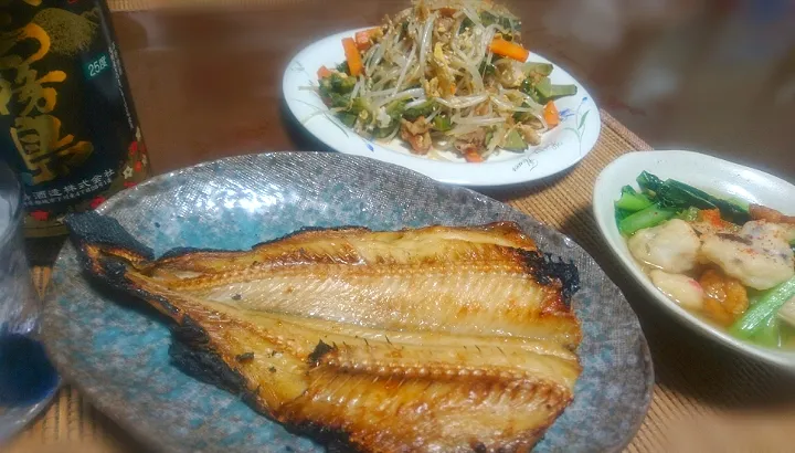 Snapdishの料理写真:焼きホッケ🐟
 天ぷらと小松菜の炊いたん🌱
 もやし炒め|びせんさん