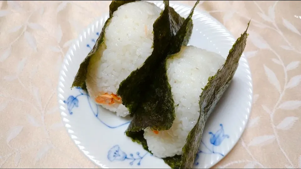 10/5の夜勤弁当
塩鮭のおにぎり🍙|卯月さん