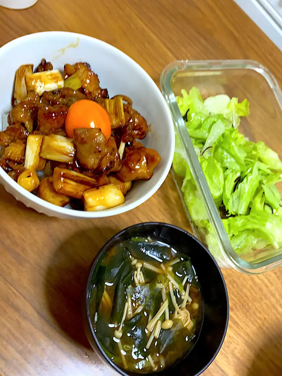 Snapdishの料理写真:焼き鳥丼、えのき味噌汁、レタス塩昆布和え|aico☆さん